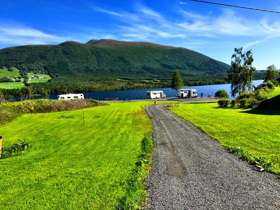 Schotterweg über die Wiese hinunter zu den Wohnmobilplätzen am See