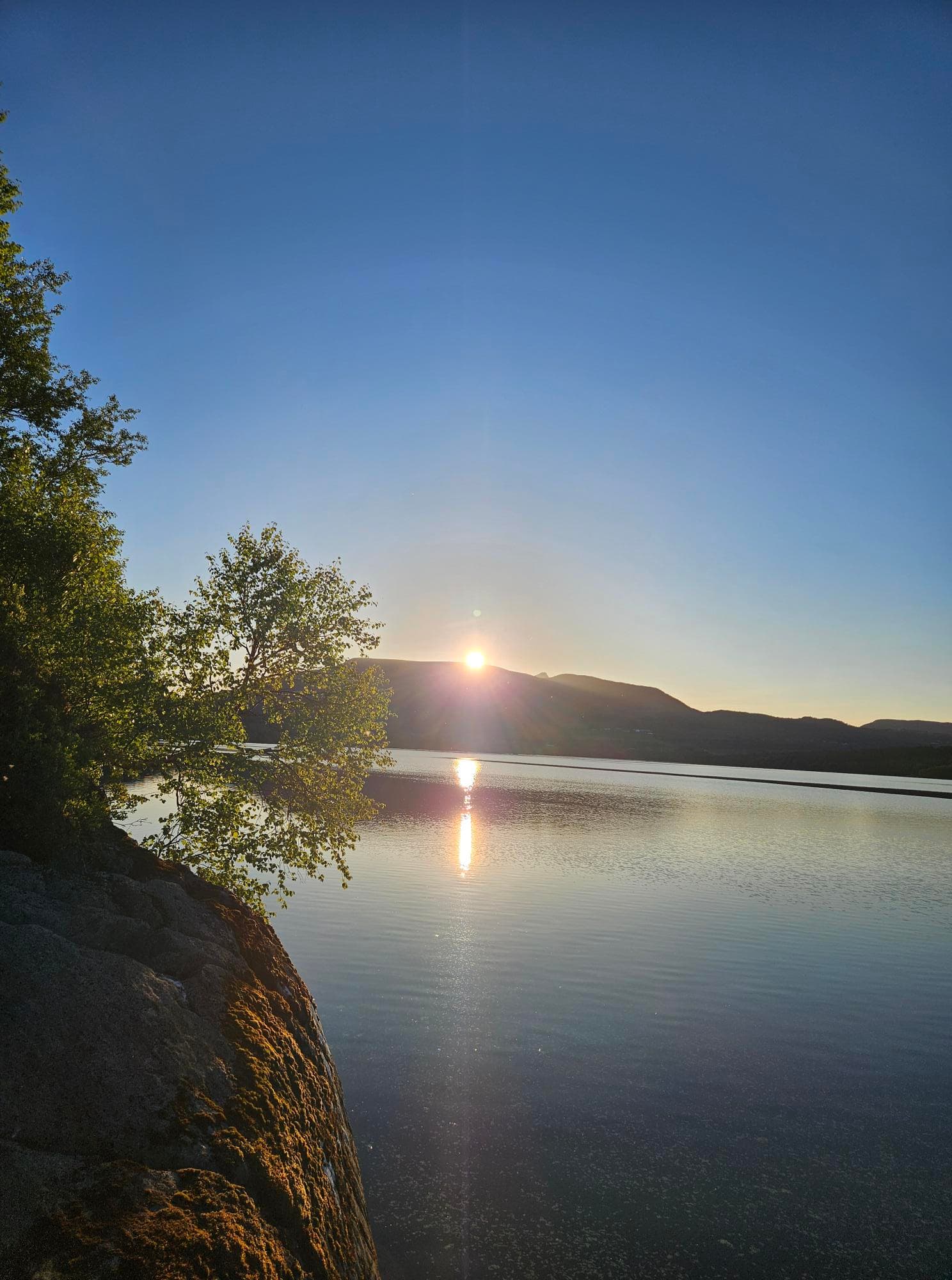 Sonnenuntergang über dem Nåsvatnet, vom Fels aus gesehen