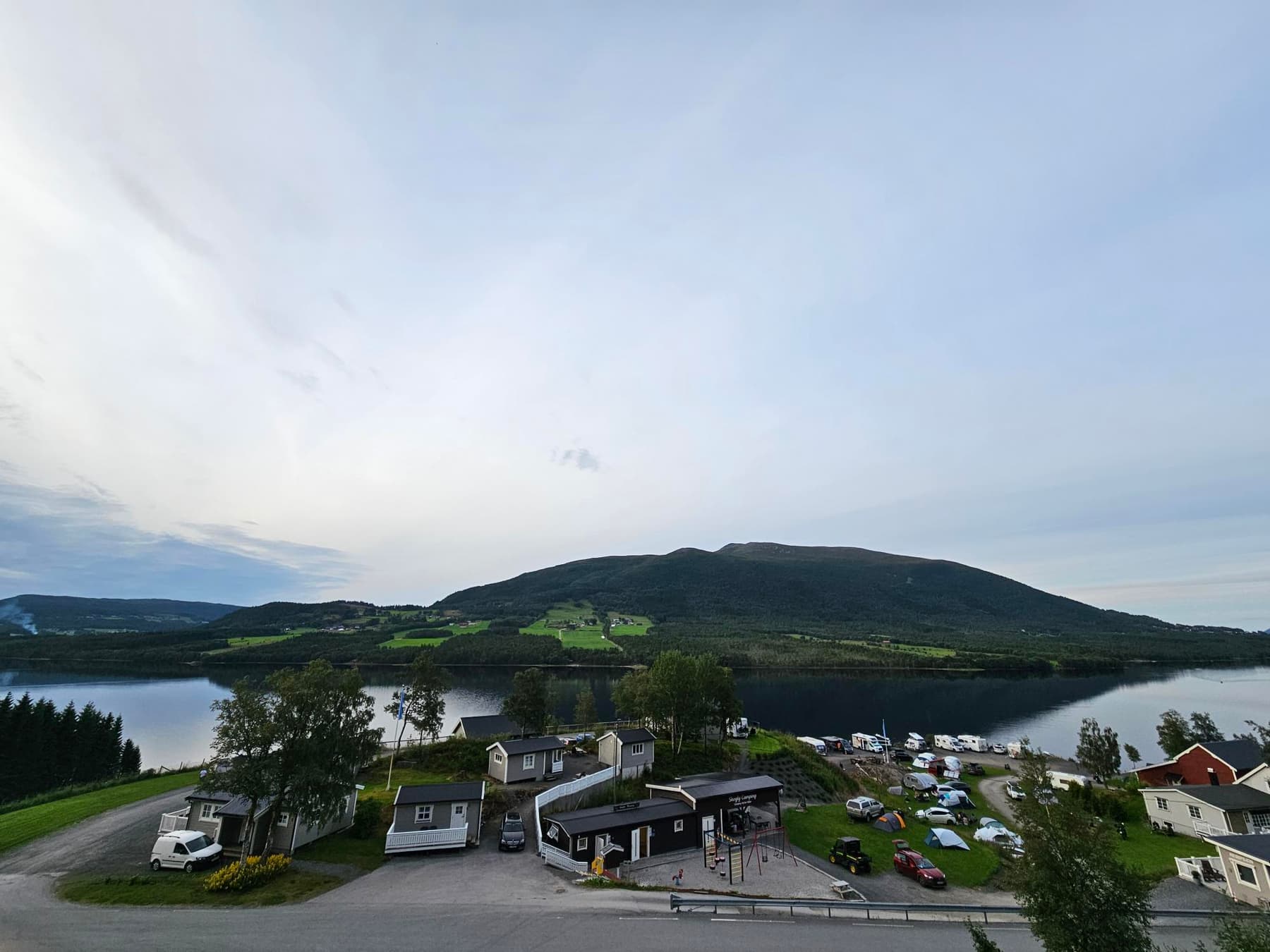 Der Campingplatz von oben, mit Hütten, Stellplätzen und dem Nåsvatnet darunter
