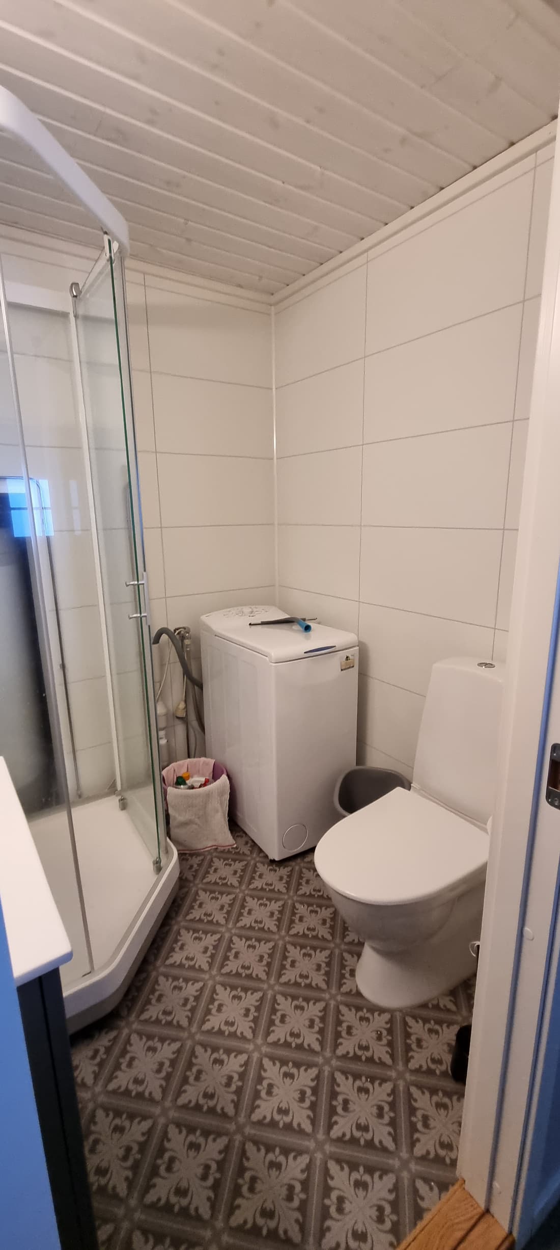 Bad in Hütte 1 mit Duschkabine, WC und Waschmaschine