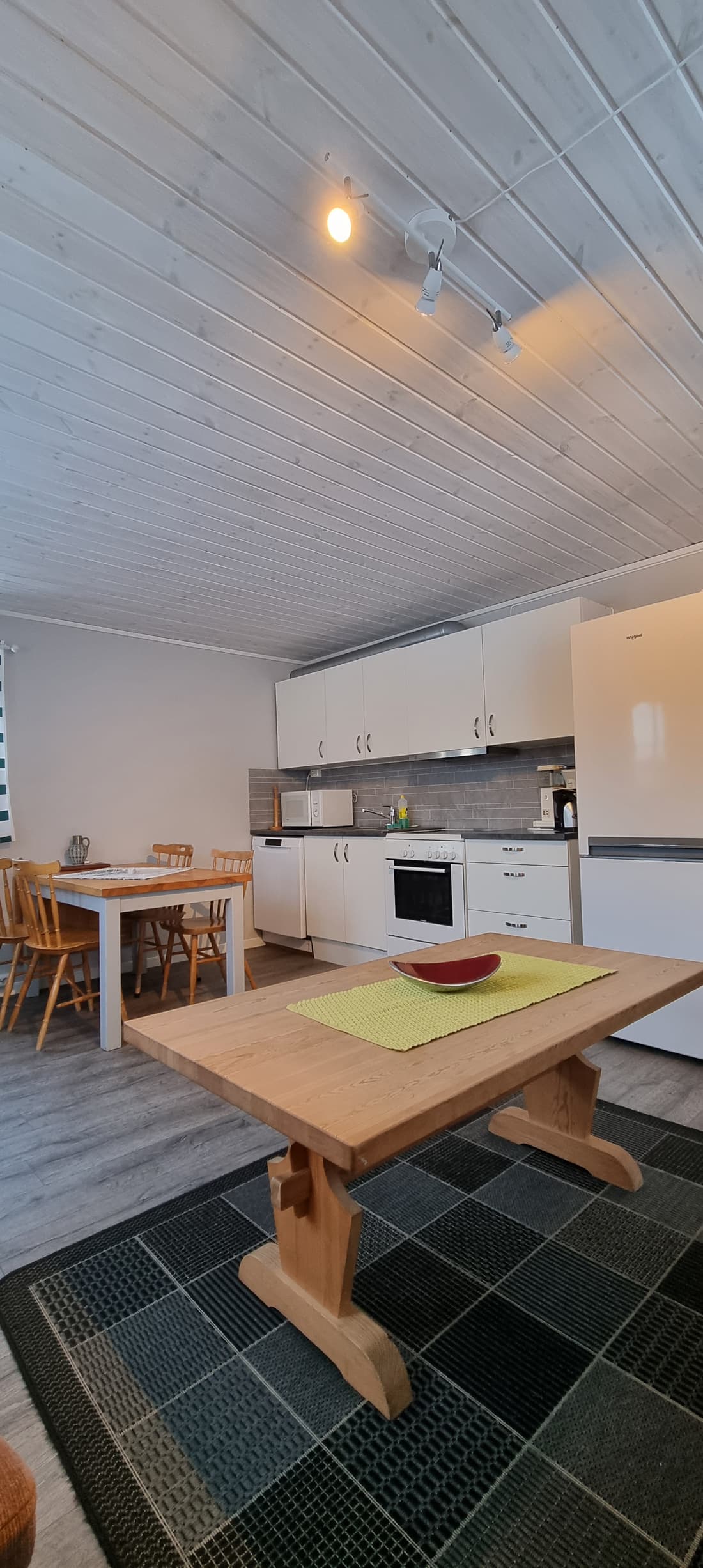 Küche in Hütte 1 mit Herd, Arbeitsfläche und Esstisch