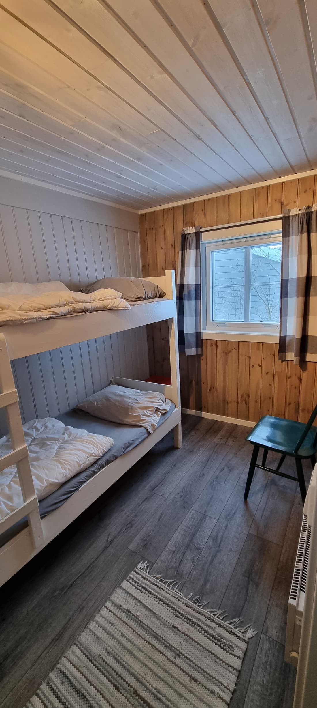 Schlafzimmer in Hütte 1 mit Etagenbett und Fenster