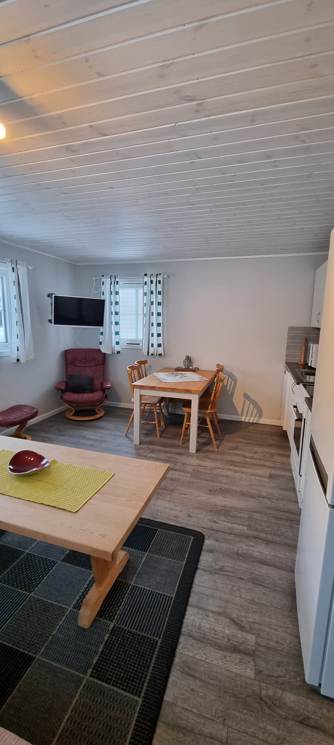 Wohnzimmer und Küche in Hütte 1, von der Tür aus gesehen