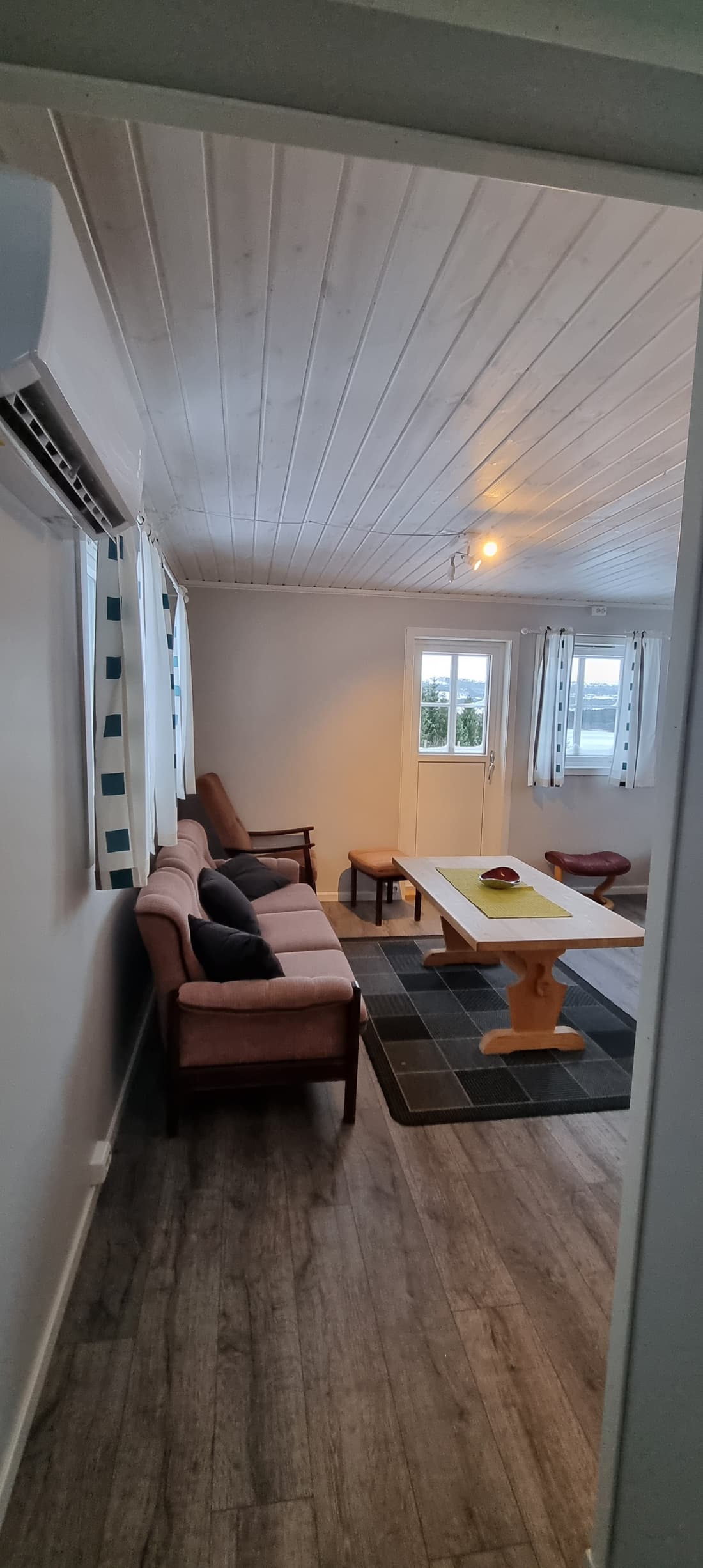 Wohnzimmer in Hütte 1 mit Sofa, Tisch und Sessel