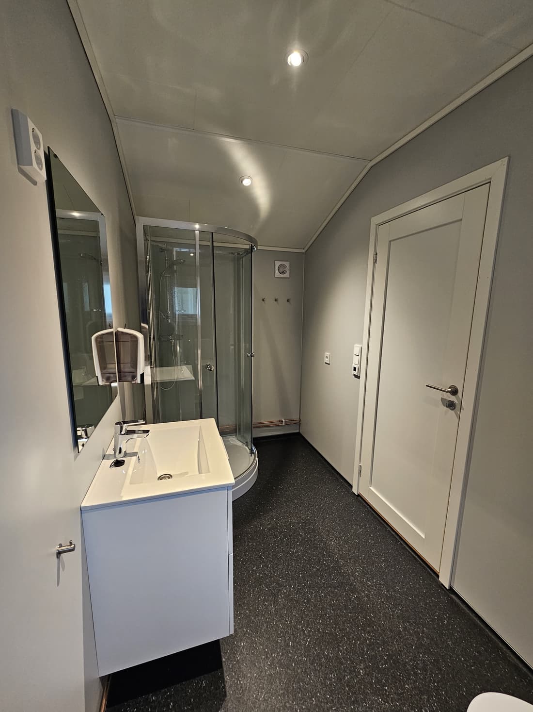 Bathroom in cabin 3 with a shower cubicle and washbasin