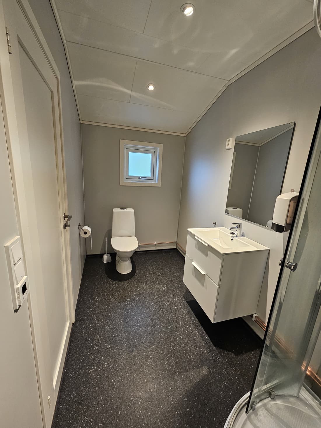 Bathroom in cabin 3 with a toilet, washbasin and mirror