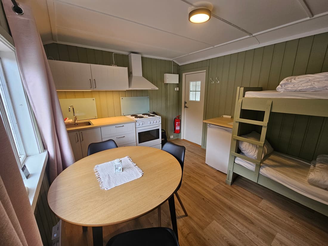 Hütte 4 mit Blick auf Küchenzeile und Etagenbett