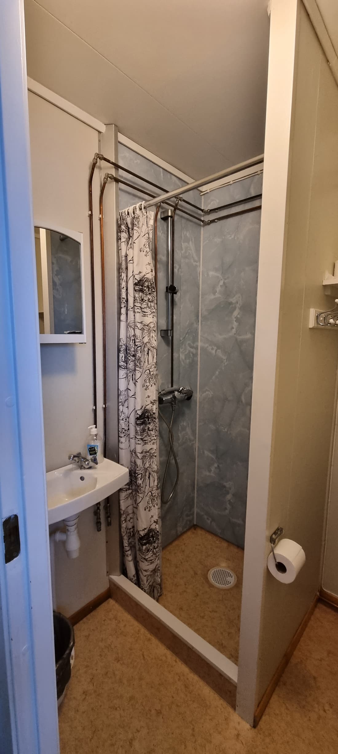 Bad in Hütte 5 mit Duschkabine und Waschbecken