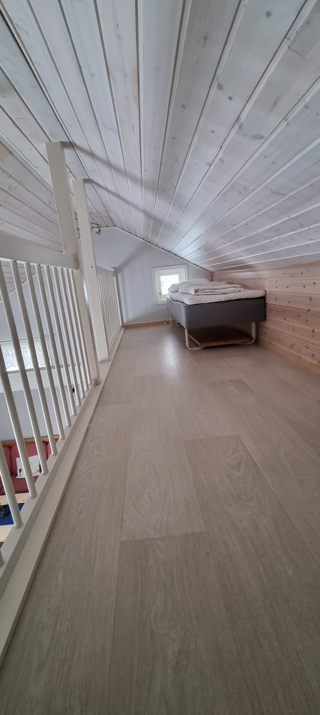 Die Empore in Hütte 5 entlang des Geländers