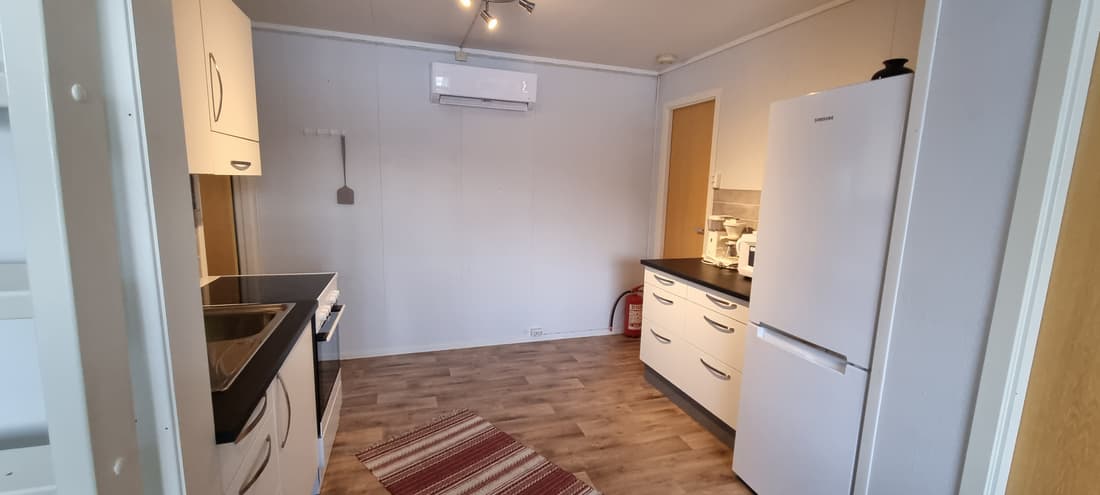Küche in Hütte 5 mit Herd, Kühlschrank und Wärmepumpe