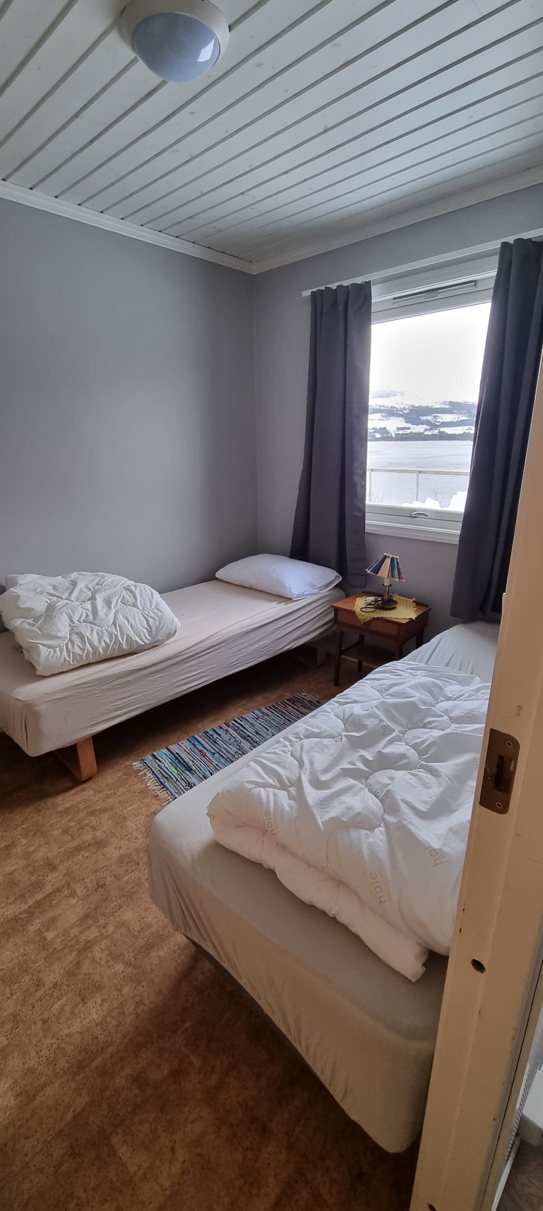 Schlafzimmer in Hütte 5 mit zwei Einzelbetten