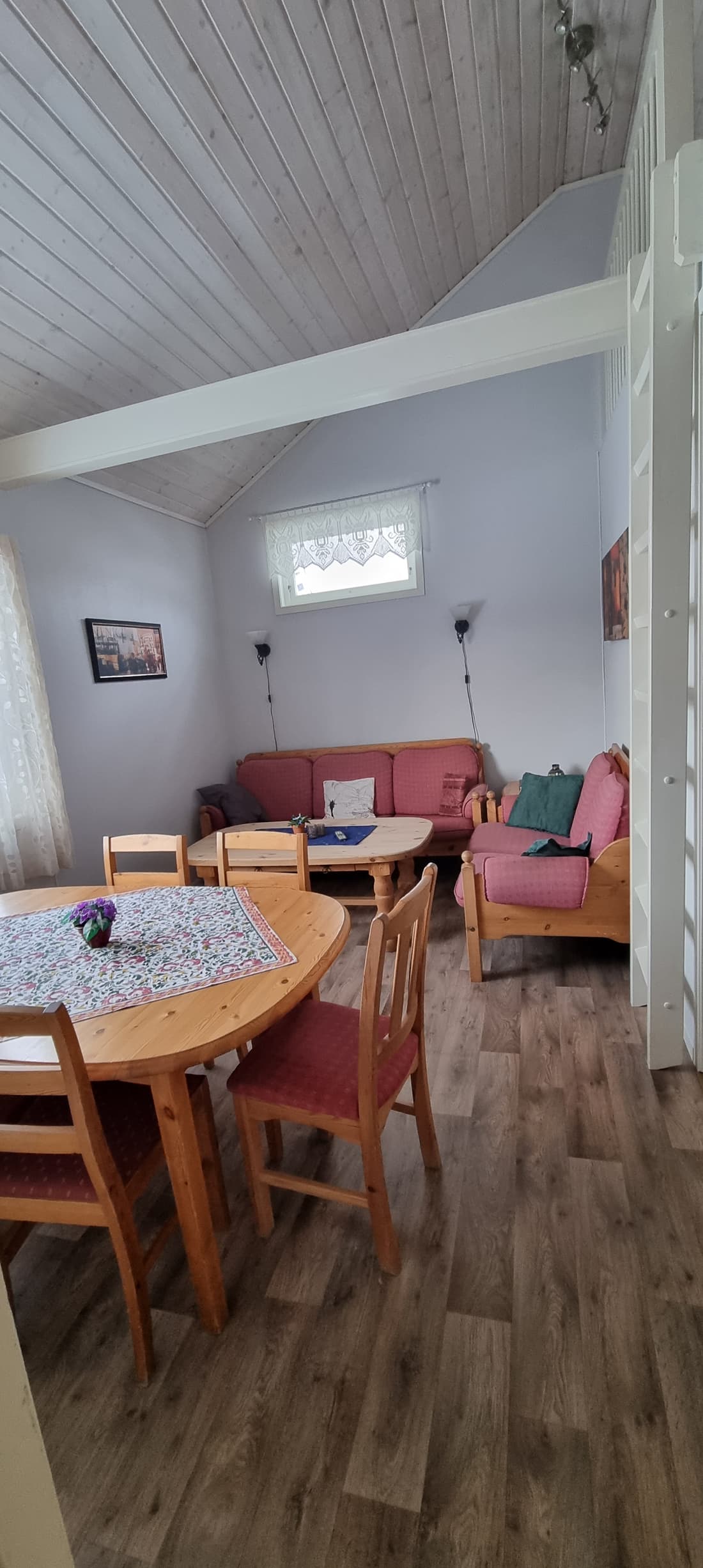 Wohnraum in Hütte 5 mit Sofa, Esstisch und Stühlen