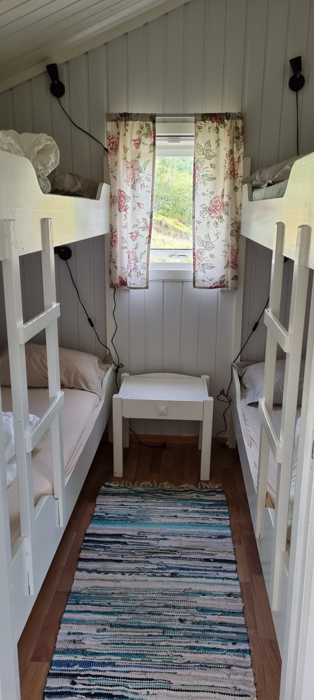 Schlafzimmer in Hütte 6 mit Etagenbetten auf beiden Seiten