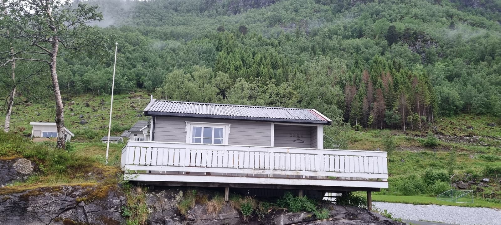 Cabin 6 on the rock with a long veranda facing the woods