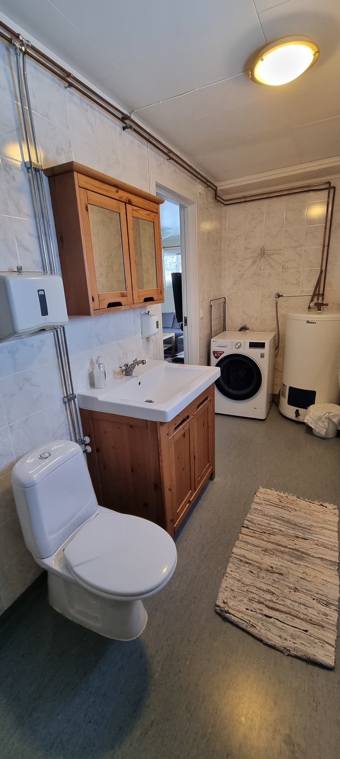 Waschraum in Hütte 7 mit Waschmaschine, Waschbecken und WC