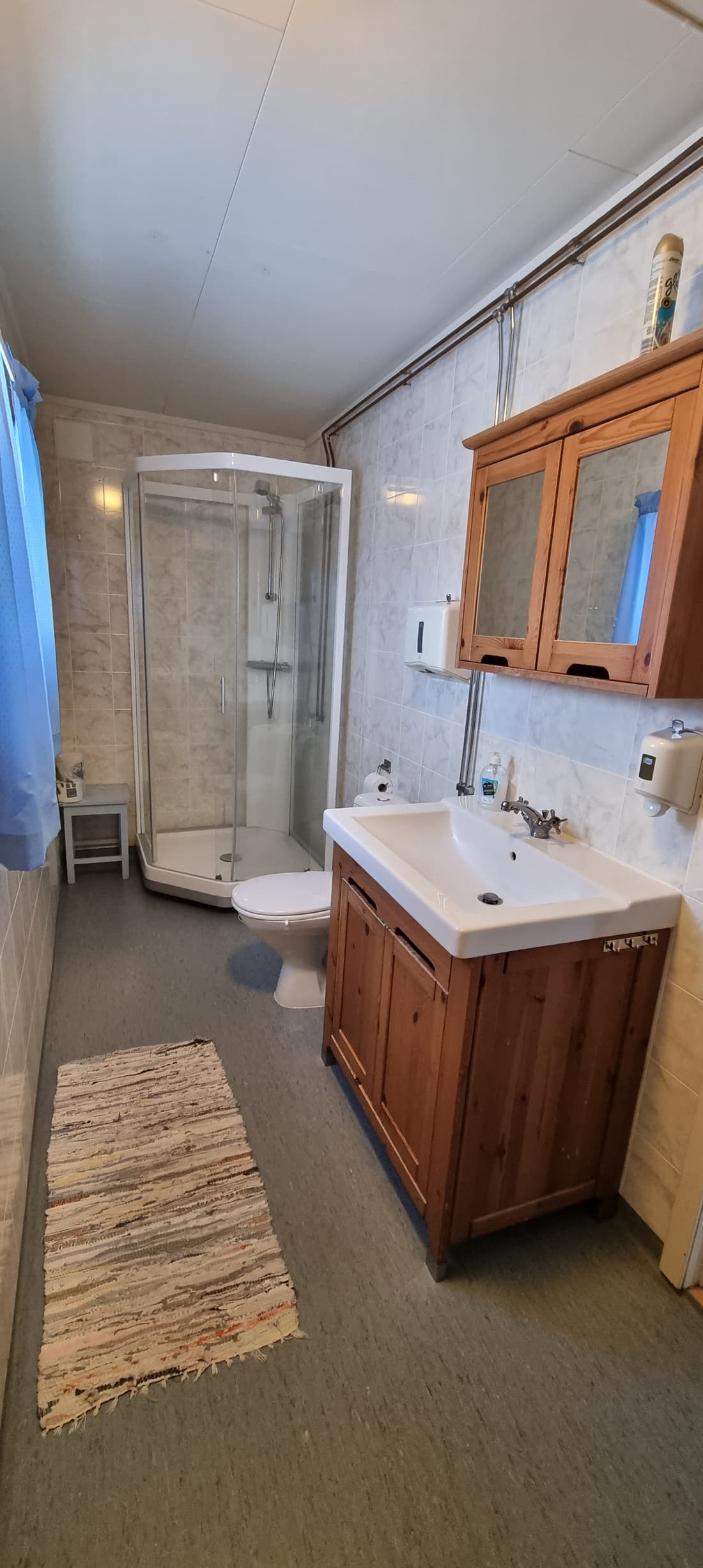 Bad in Hütte 7 mit Duschkabine, WC und Waschtisch aus Holz