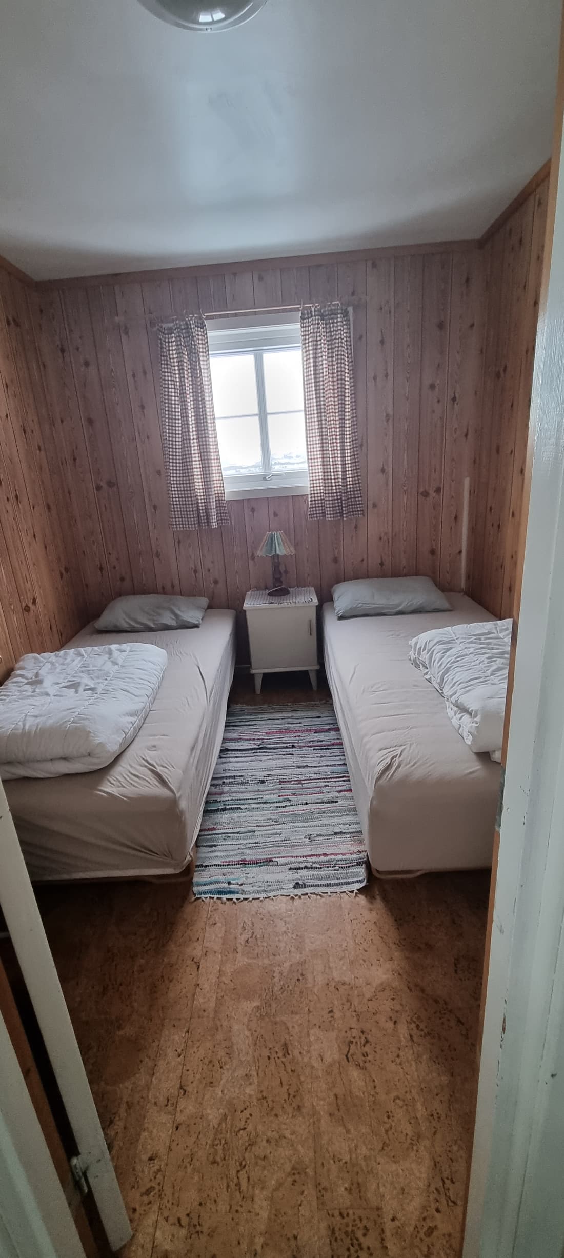 Schlafzimmer in Hütte 7 mit zwei Einzelbetten