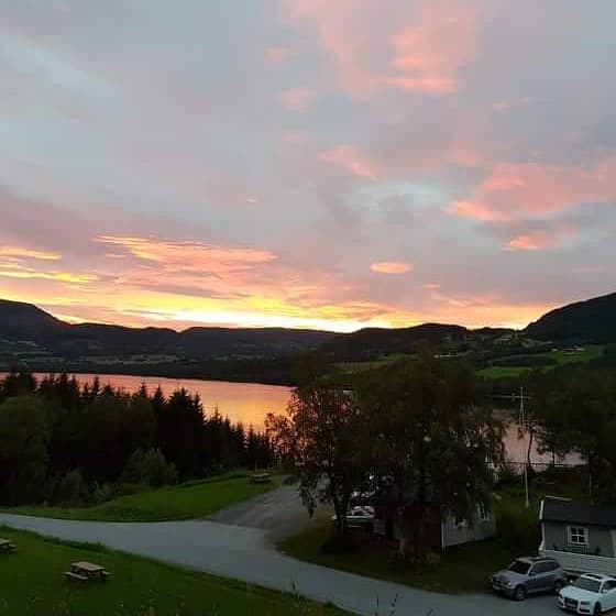 Solnedgang over Nåsvatnet sett fra leiligheten