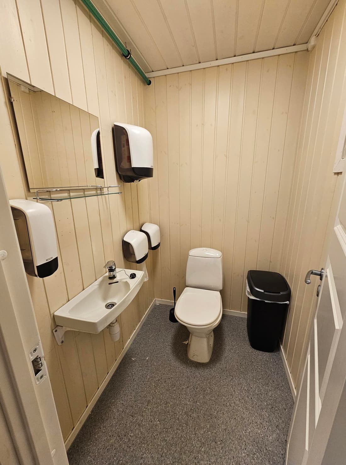 Toalett med servant og papirdispenser